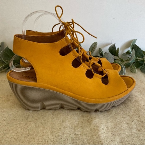 Clarks Artisan Clarene Grace lace up wedge heel in yellow women size 10 - Picture 2 of 10